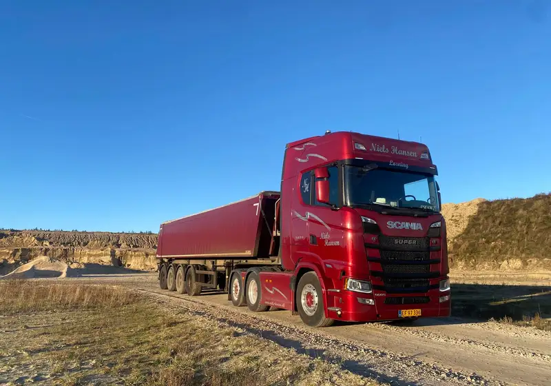 Tippertrailer i grusgraven